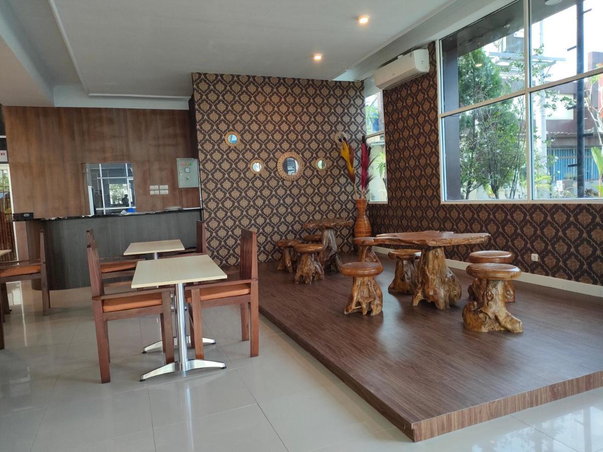 Golden Ganesha Hotel Yogyakarta Gondowulung Exterior foto